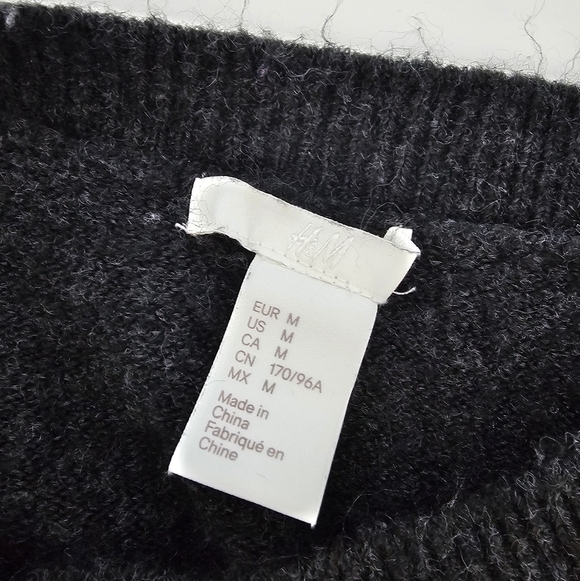 H&m M Elegant Black Sweater with Faux Pearl Accents - Picture 5 of 6